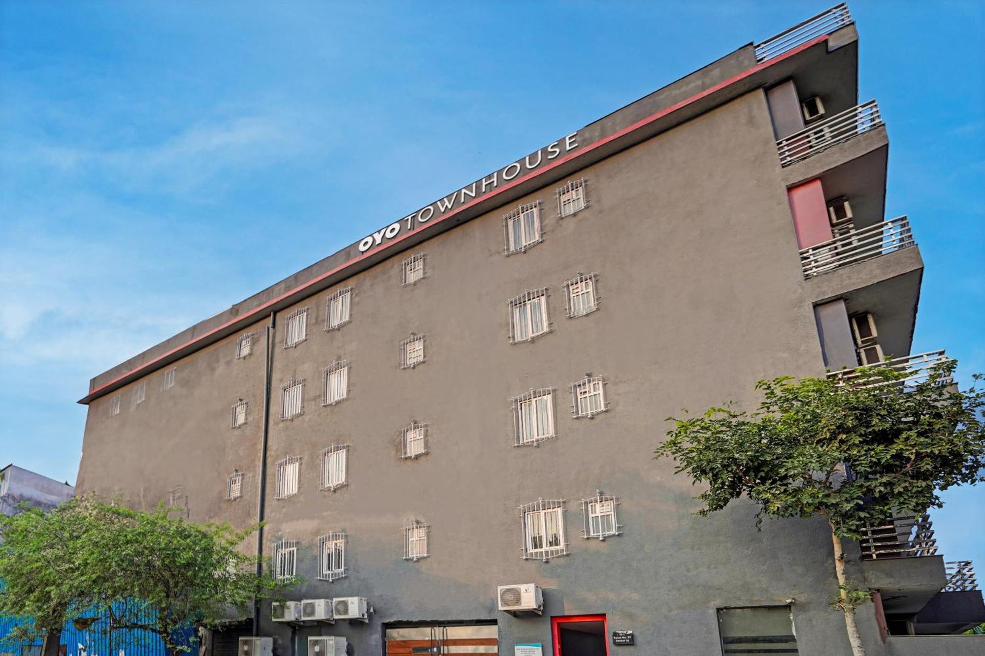 Hotel Collection O White Saffron Near Rohini Sector 18 Metro Station Delhi  Exterior foto