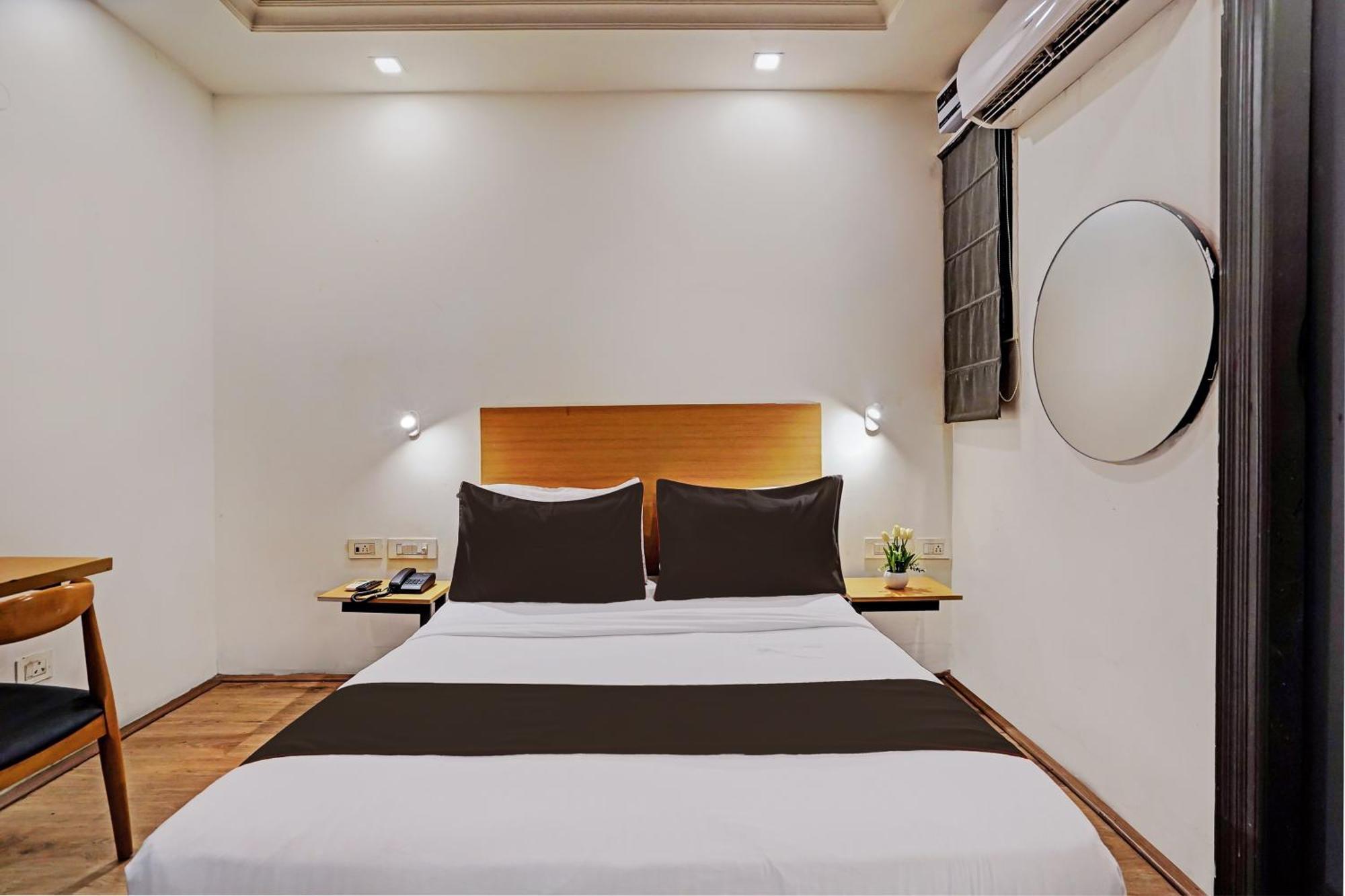 Hotel Collection O White Saffron Near Rohini Sector 18 Metro Station Delhi  Exterior foto