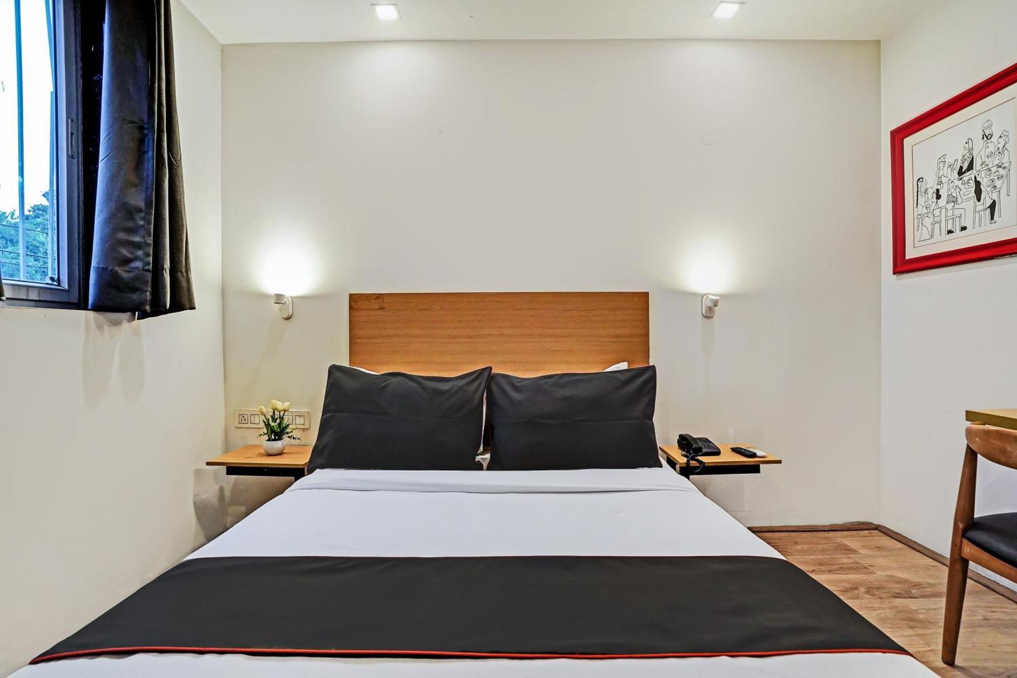 Hotel Collection O White Saffron Near Rohini Sector 18 Metro Station Delhi  Exterior foto