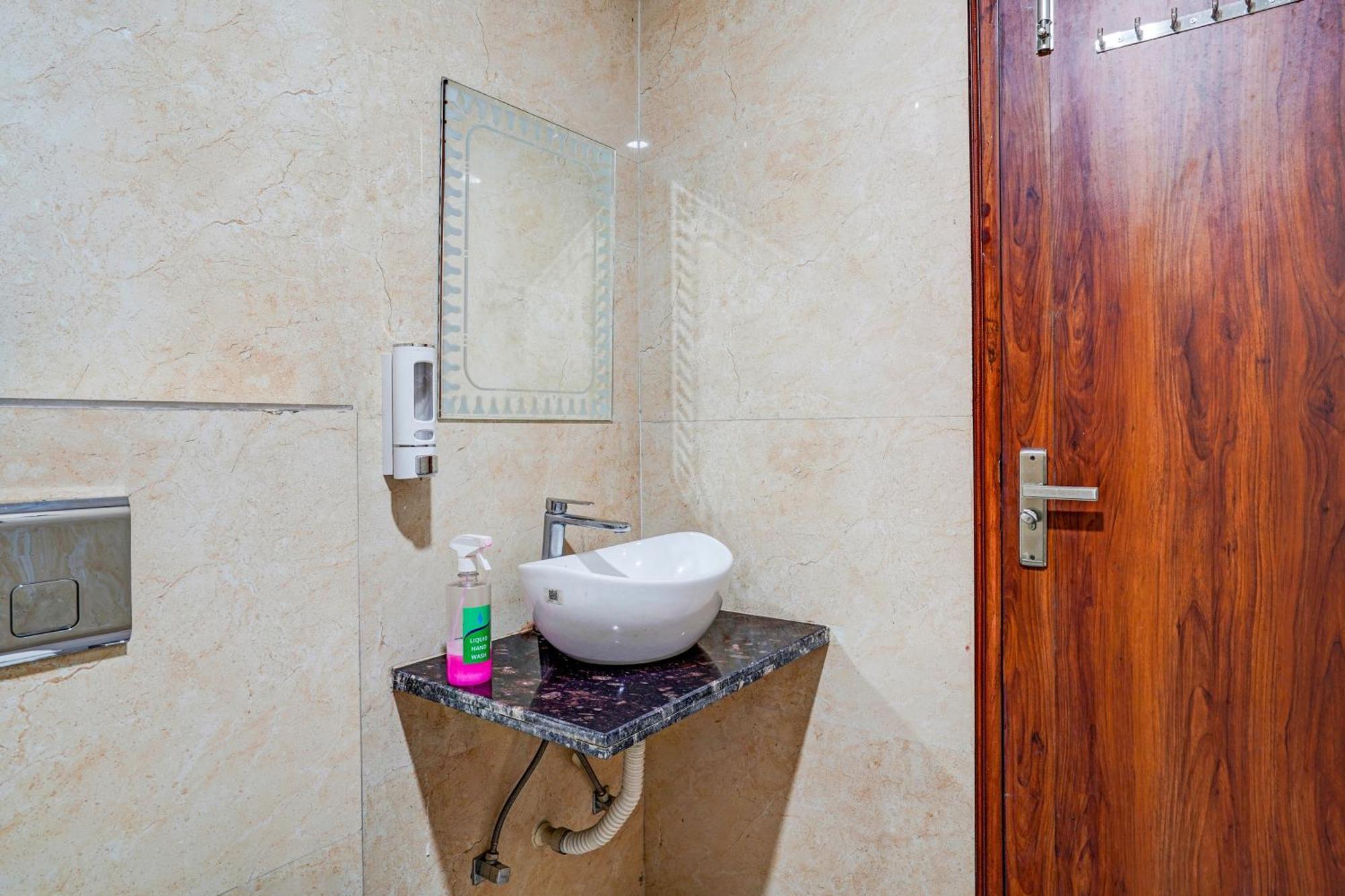 Hotel Collection O White Saffron Near Rohini Sector 18 Metro Station Delhi  Exterior foto